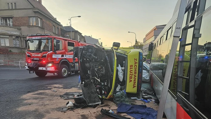 Vážna nehoda v Česku: Zrazila sa sanitka, autobus a auto. Na mieste sú zranení