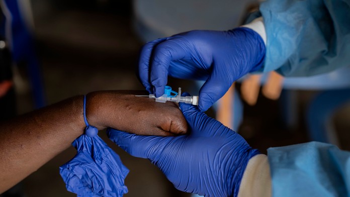 Zdravotník ošetruje pacienta nakazeného vírusovým ochorením mpox.