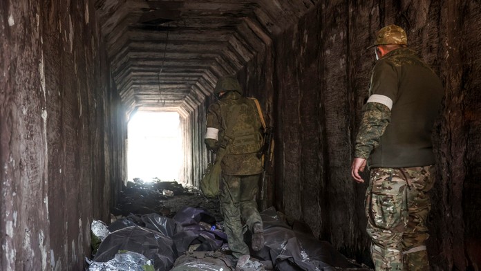 Z príchodu jari v Mariupole nemá nikto radosť. Nepochované telá obetí vojny sa začínajú rozkladať