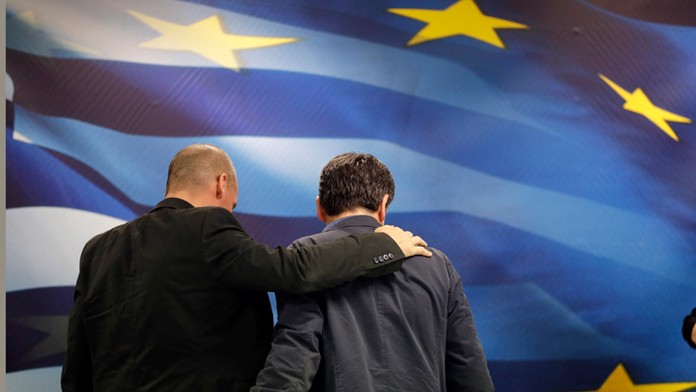 Nový grécky minister financii Euclid Tsakalotos (vpravo) odchádza z tlačovej konferencie s bývalým ministrom financii Janisom Va