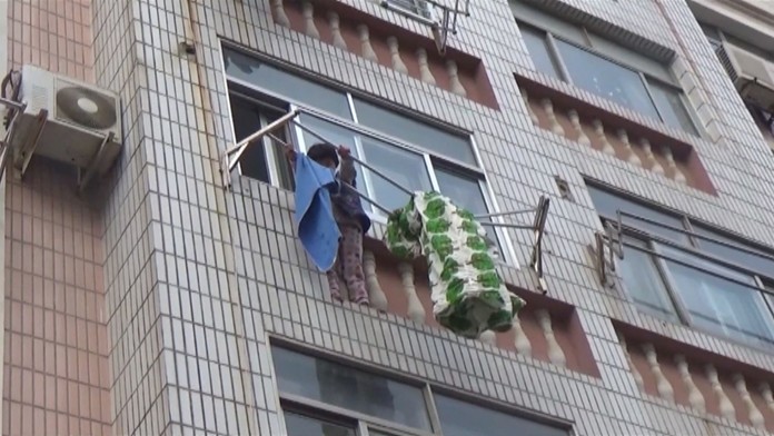 Záchrana čínskeho dievčatka, ktoré zachránil sušiak na bielizeň.