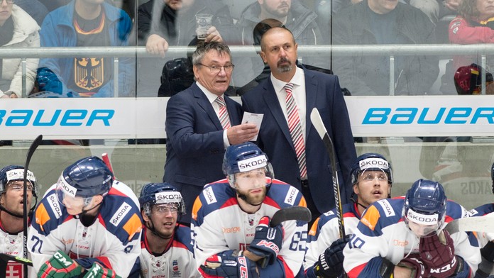 Na snímke v pozadí vpravo tréner tímu Slovenska Zdeno Cíger a vľavo jeho asistent Miroslav Miklošovič