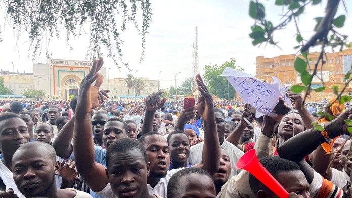 VIDEO: V Nigeri protestovali s ruskými vlajkami v rukách. Dav podpálil dvere francúzskeho veľvyslanectva
