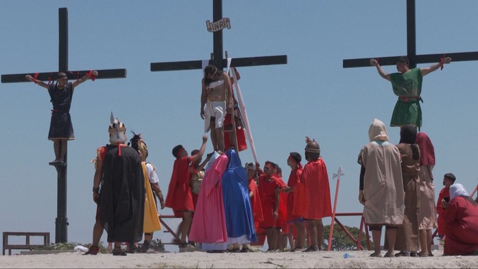 Pribitie na kríž a bičovanie, inde tanec smrti či oslava jari. Ako sa Veľký piatok oslavuje vo svete?