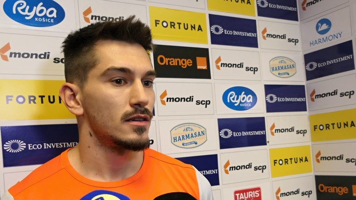 Samuel Šefčík odpovedá na otázky novinárov na brífingu počas štartu zimnej prípravy