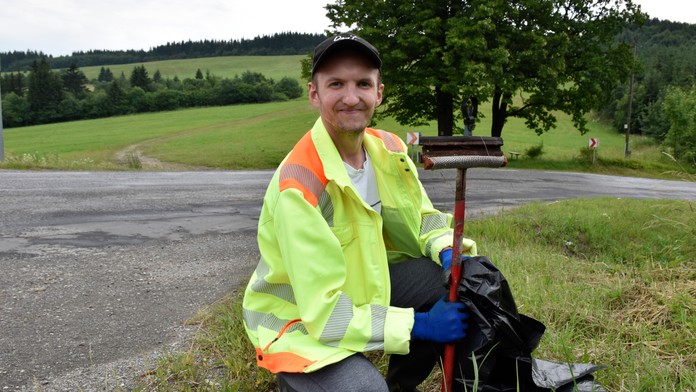 Mladý študent z Oravy už štyri roky bezodplatne vynáša bordel z lesov v okolí bydliska