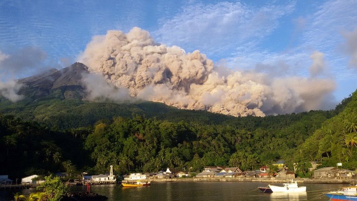 Ján Kuciak (úplne vpravo) na jednej z fotografií použitých v reportáži.