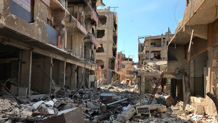 Trosky na ulici po údajnom chemickom útoku v sýrskom meste Dúmá neďaleko Damasku.