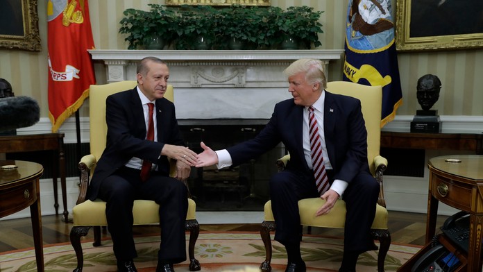 Americký prezident Donald Trump (vpravo) si podáva ruku so svojím tureckým partnerom Recepom Tayyipom Erdoganom