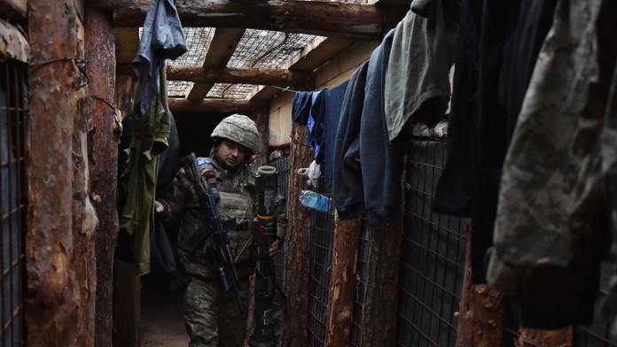 Na snímke vojak v zákopoch na bojovej línii v Záporožskej oblasti na Ukrajine 31. decembra 2024.