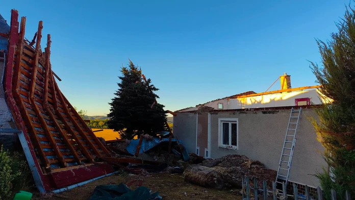 Juhovýchodným Slovenskom sa prehnali mimoriadne silné búrky. Rozsah škôd nevylučuje výskyt tornáda