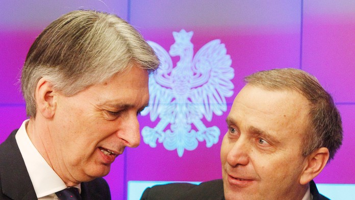 Britský minister zahraničných vecí Philip Hammond (vľavo) a jeho poľský kolega Grzegorz Schetyna