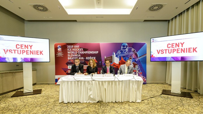 Zľava marketingový manažér MS 2019 Lukáš Donoval, zástupkyňa Ticketportalu Stanislava Šebeňová, prezident SZĽH Martin Kohút a ri