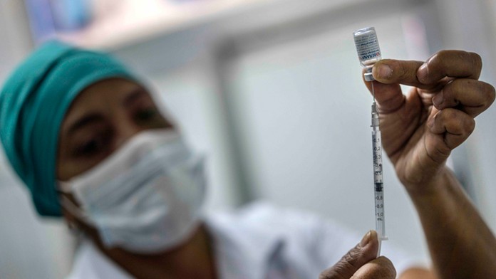 Zdravotná sestra naťahuje z ampulky kubánsku vakcínu Soberana 2 proti ochoreniu COVID-19.