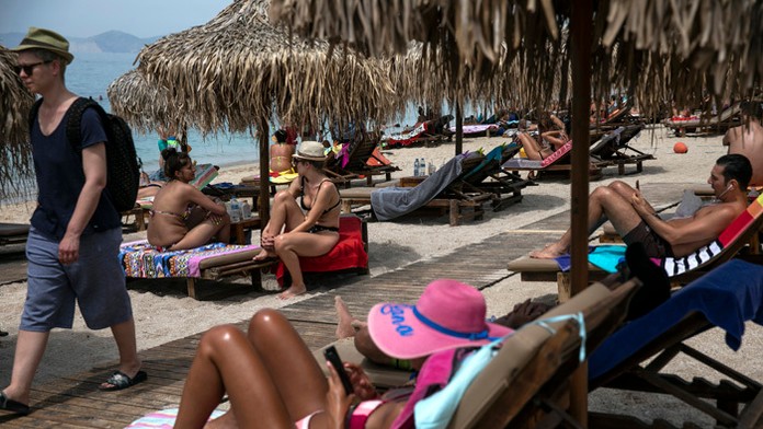 Ľudia v Pekingu na priechode pre chodcov.