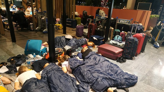 Gymnazisti spali na letisku v Tokiu