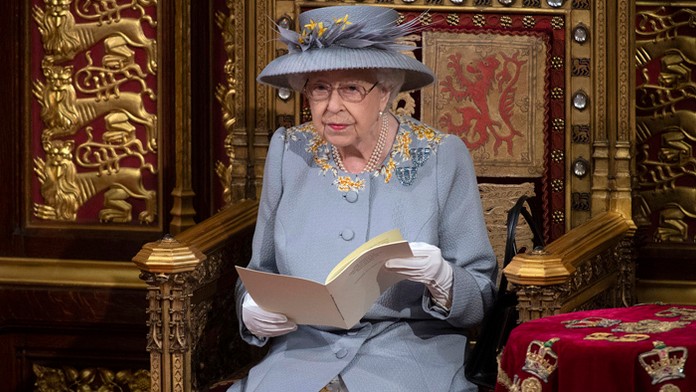 Na snímke britská kráľovná Alžbeta II. počas prejavu.