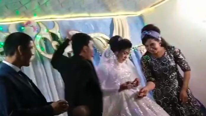 VIDEO: Ženích počas svadby päsťou udrel nevestu. Dôvod jeho kroku je bizarný