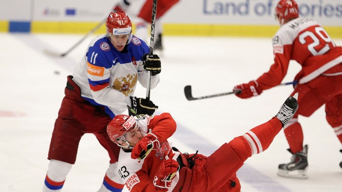 Dán Nichlas Hardt dopadá tvrdo ľad pred Rusom Jevgenij Malkinom.