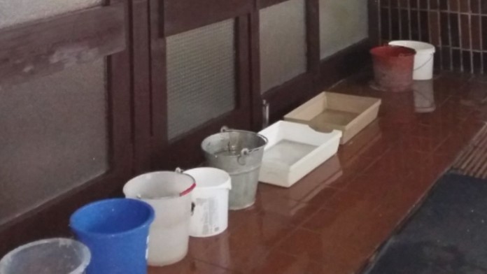 Ešte pred pár mesiacmi bránili učitelia školu na Robotníckej ulici v Zlatých Moravciach pred potopou.