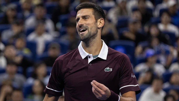 VIDEO: Medvedev v zlosti odpálil loptičku do hľadiska a trafil diváka do tváre. Djokovič: „Som v šoku“