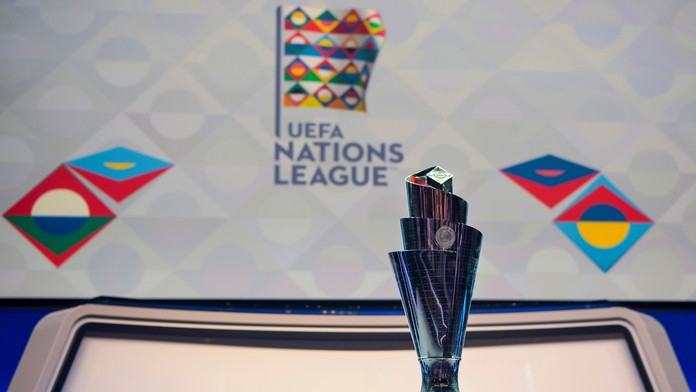 Na snímke pohárová  trofej pre víťaza počas žrebovania divízií novovytvorenej Ligy národov UEFA.