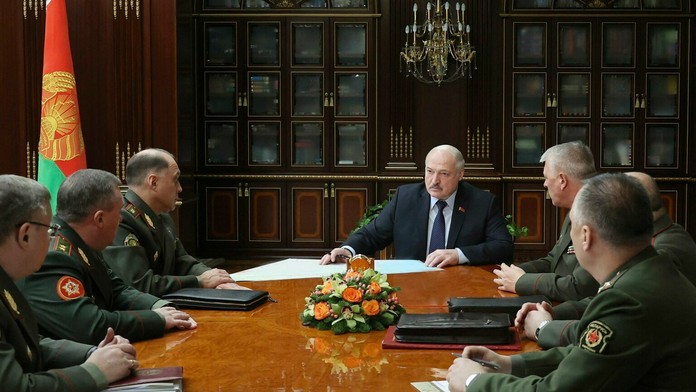 Bieloruský prezident Alexandr Lukašenko počas stretnutia s najvyššími vojenskými predstaviteľmi v Minsku.