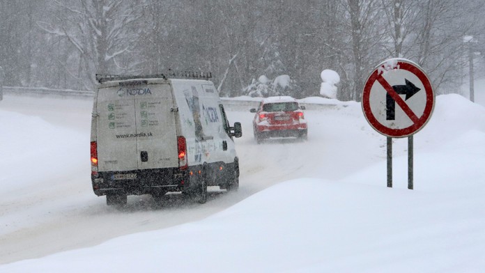 Na snímke dopravná situácia na cestách na dopravnom ťahu Motyčky vo februári 2023.