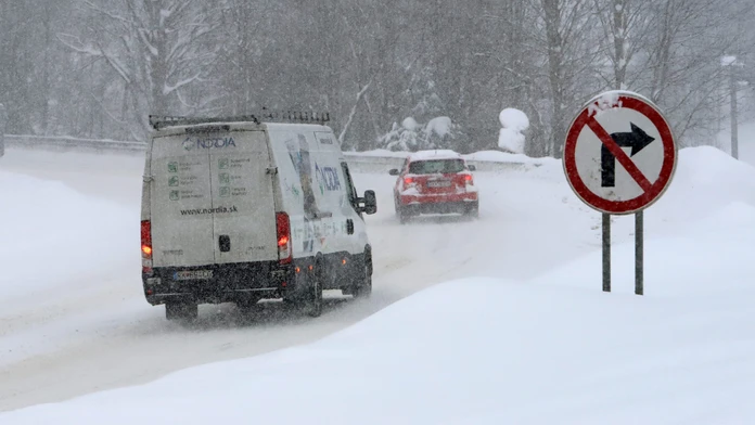 Na snímke dopravná situácia na cestách na dopravnom ťahu Motyčky vo februári 2023.