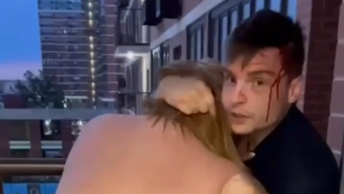 VIDEO: Bizarný incident v Krasnodare. Nahá žena ozbrojená vidličkou zbila policajta, ktorý jej vyčítal hlasnú hudbu