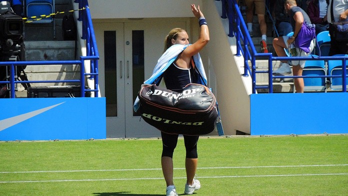 Dominika Cibulková odchádza z kurtu po zápase proti bulharskej hráčke Cvetane Pironkovovej v Eastbourne.