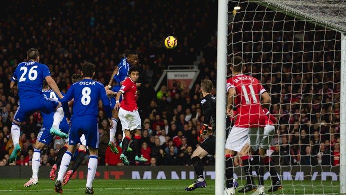 Hráč Chelsea Londýn Didier Drogba (uprostred hore) strieľa gól proti Manchestru United.