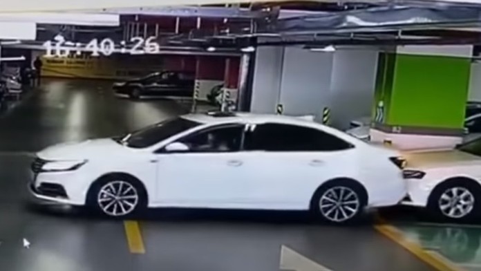 Žena poškodila v garáži tri luxusné autá.