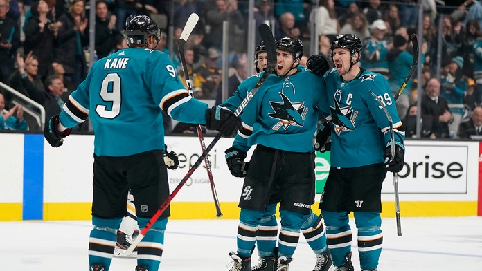 Zľava Rasmus Andersson a Cam Talbot z Calgary oslavujú triumf proti Floride.