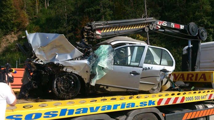 Osobné auto po nehode medzi Divinkou a Marčekom.