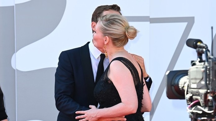 Benedict Cumberbatch a Kirsten Dunst na premiére filmu The Power of the Dog na 78. ročníku MFF v Benátkach