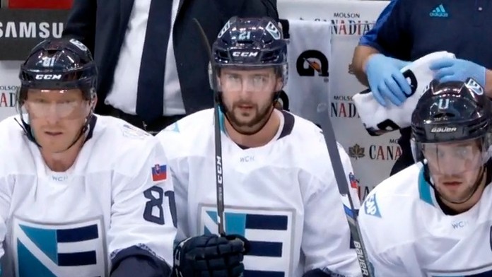 Tomáš Tatar sa rozpráva s Mariánom Hossom a Anžem Kopitarom.