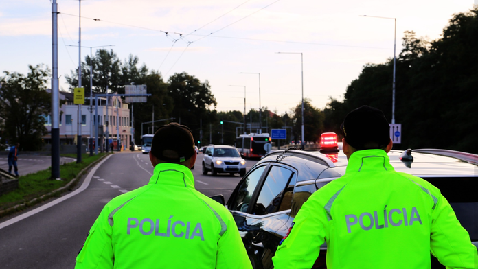 Polícia usmerňuje dopravu na križovatkách pred Banskou Bystricou.