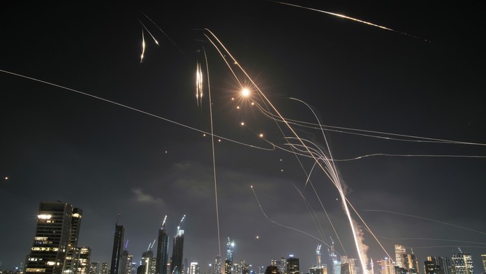 Izraelský obranný systém Iron Dome zasahuje nad Tel Avivom