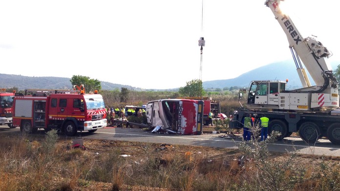Záchranári zasahujú na mieste nehody výletného autobusu, ku ktorej došlo na severovýchode Španielska.