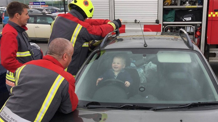 Batoľa sa zamklo v aute. Hasiči sa počas jeho záchrany poriadne nasmiali