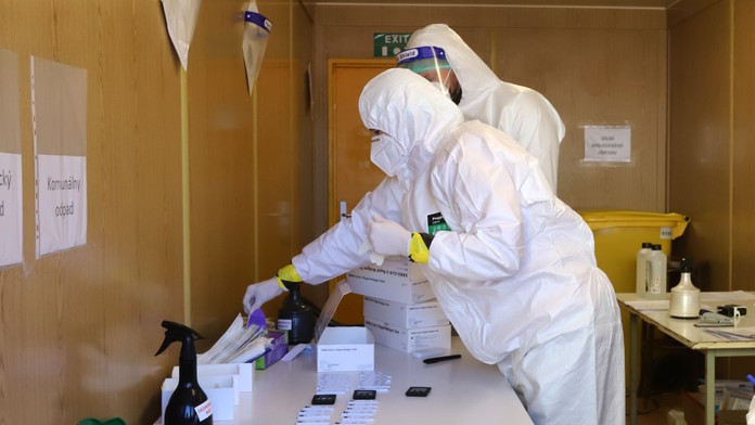 Vo štvrtok pribudlo viac ako tisíc prípadov covidu, hlásia aj štyri obete