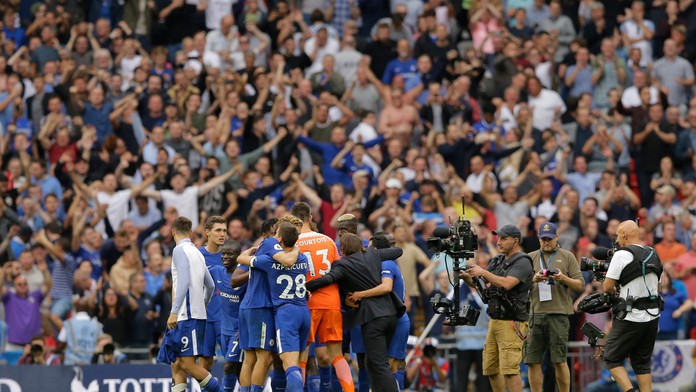 Radosť hráčov Chelsea po triumfe v dueli proti Tottenhamu.