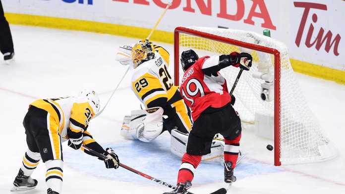 Derick Brassard z Ottawy prekonal brankára Pittsburghu Marc-Andre Fleuryho.