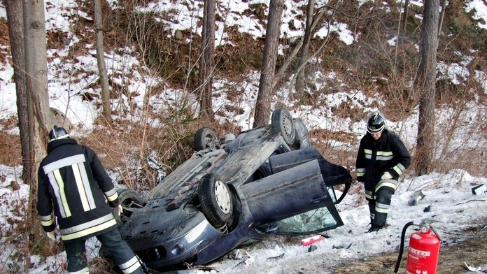 Nehoda, zima, sneh, auto.