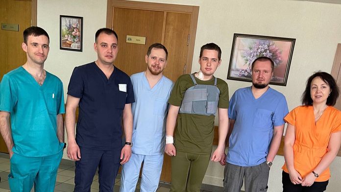 Lekári vyoperovali vojakovi z bijúceho srdca guľku. Napriek tomu sa chce po zotavení vrátiť na front