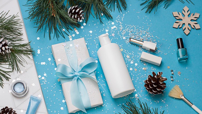 Hráči Manchesteru United oslavujú gól na pôde Manchesteru City.