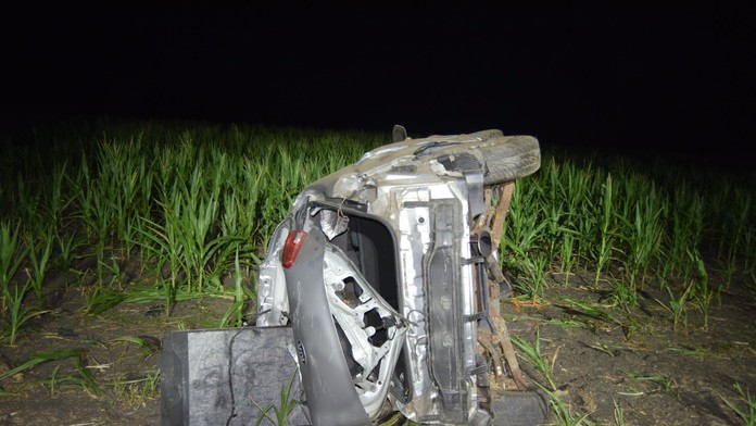 Tragická nehoda na juhu Slovenska: Auto sa niekoľkokrát prevrátilo, narazilo do stromu. Mladá žena (†25) zahynula