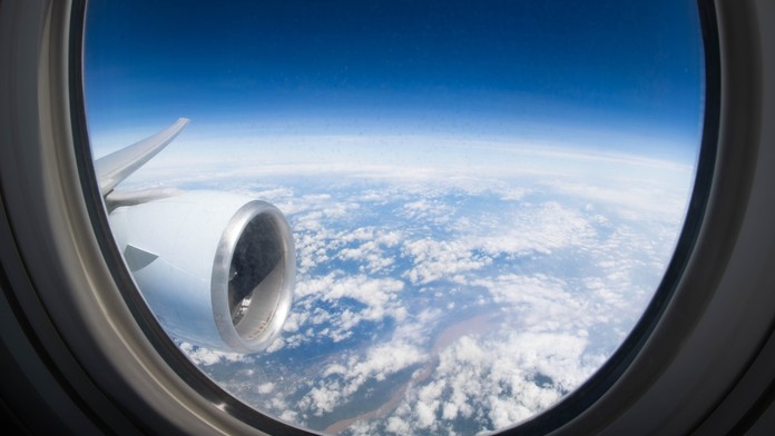 Z cestovania, ktoré malo trvať 13 hodín, sa stal najdlhší let v histórii. Letecká spoločnosť odmieta kritiku