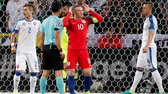 Reakcia Waynea Rooneyho po nepremenení gólu do našej brány. Na snímke aj Peter Pekarík a Ján Ďurica.